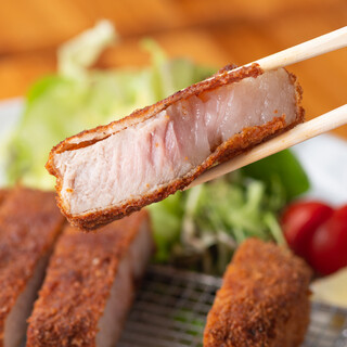 使用時令食材的特色菜餚，以各種肉菜為主