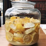 Erbetta - 無農薬の瀬戸内レモンをジンにじっくりとつけています