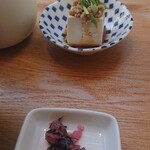 おだしの香り - 漬物と小鉢