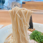 らぁ麺 飯田商店 - わんたん入りしょうゆチャーシュー麺（麺）