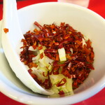 ラーメン二郎 - 待ってる間に粗挽き唐辛子投下♪（祝100回ver）