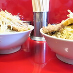 ラーメン二郎 - ＜参考＞ラーメン小＋うずら＋全マシとの比較