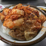 焼肉宝来軒 - 焼肉宝来軒(群馬県藤岡市藤岡)井之頭五郎の真似をして豚キムチ丼を作成