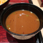 新宿とんかつさぼてん - 大きめのなめこが入った赤だし