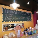 ロックンロール ブリトー - カウンター　この左側がレジ(かわいいんだわー)
      なのに写真撮り忘れた～
      どなたか行かれた際には撮ってUPして下され(-人-;)