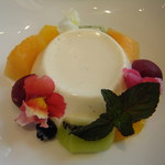 パンナコッタ　季節のフルーツ添え　1300円