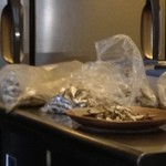 麺やBar 渦 - 麺やBAR渦・厨房で煮干を細かくしている