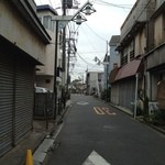 麺やBar 渦 - 鵠沼駅から麺やBAR渦に続く道