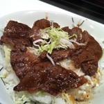 まつさか與 - ステーキ丼 1000円(漬物、珈琲付)