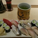 神田江戸ッ子寿司 - セット全貌。醤油が二種類あります。上からかけるタイプ（右）があるのは親切