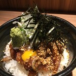 Saba Gin - 安全第一に真空パックand冷凍した
      
      《持ち帰りゴマサバ丼》
      
      ¥850税込味噌汁付
      
      始めました。↑
      
      持ち帰り《ゴマサバ丼》の 盛り付け例です。ゴマサバを真空パックからご飯の上にのせて、添付の薬味、ゴマ、海苔、お好みでうずら玉子、特製タレとワサビをのせて