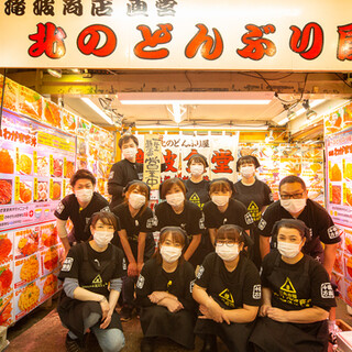 出入口からおもてなし！従業員一同、お待ちしています！