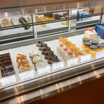 パティスリー ラ ヴィ ドゥ ガトー - 素敵なショーケース。