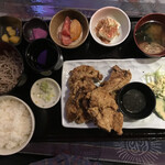 定食・串揚げ居酒屋 アジト - 唐揚げ定食750円。