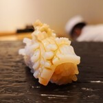 Sushi Shiorian Yamashiro - このイカを撮影している時、カメラのＡＩは花だと感じたようです。それほどの美しい仕事。包丁を入れたあとに、サッとお湯を使って花ひらく見た目と、味わいの奥行きになっています。