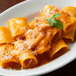 イル カンパネッロ - 名物のフレッシュトマトソースでさっぱりと。極太ショートパスタのパッケリで。　