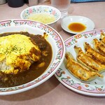 餃子の王将 - カレー天津飯660円 餃子220円