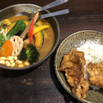 Rojiura Curry SAMURAI. 北22条店 - 野菜カレー、レッドホットザンギ。めちゃうま