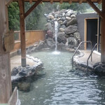 Morimoto Koubou - おすすめスポット1
      久瀬温泉露天風呂「白龍の湯」
      露天風呂に洗い場が付いただけのシンプルなもの。
      温泉は掛け流し、利用料金は大人430円。