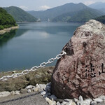Morimoto Koubou - おすすめスポット2
      徳山ダム(徳山湖、徳山会館)
      揖斐川をせき止めて建設された日本一の
      総貯水量を誇る雄大なダム。貯水量は、
      浜名湖の約2倍の6億6,000万立方メートル。
      