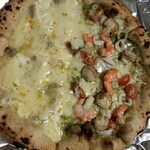 アモーラ ピッツァ - 4種チーズ＆シーフードジェノベーゼ