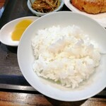 おにぎり屋 こころ - ご飯2口、3口かな？