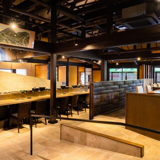 焼肉料理屋 南山 - 内観写真:新しいカウンター席とテーブル席へ続くスロープ