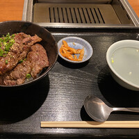 焼肉家 KAZU 神楽坂 - サガリ丼 990円
                    2020年9月15日昼