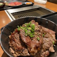 焼肉家 KAZU 神楽坂 - サガリ丼 990円
                      2020年9月15日昼