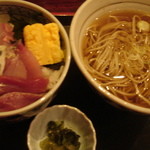 Odawara Uminosachi Yamanomegumi Ajinouotaka - サービスランチの海鮮丼＋かけそば