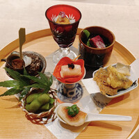 寿司 はせ川 西麻布店 - 前菜
                    雲丹海素麺(花穂、長芋、卸生姜、旨出汁)、ほおずき生ハムチーズ(キャビア、姫栄螺)、鮎煎餅、たたみ鰯、無花果田楽、蛸黄味揚げ、茶豆塩茹で、猪肉ベーコンと法蓮草サラダ