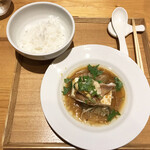 一碗水 - 剁辣椒蒸魚片、米飯(アコウの蒸し物湖南式黄色唐辛子のソース、豆腐 春雨 お野菜と)