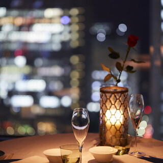 ドラマティックな内装と眺望が織りなすラグジュアリーな空間