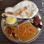 NEPAL KITCHEN HimAL - ランチCセット、こちらにスープとサラダも付きます。