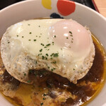 松屋 - ブラウンソースにハンバーグ、トロトロ目玉焼きが乗ってます！