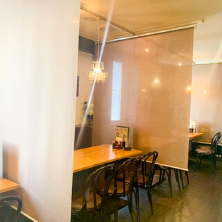 [Corona countermeasures] Partitions have been installed at table seats ◎ Private rooms for relaxing are also available