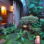 飯田 - お庭の苔も10年を経て、落ち着いてきました。