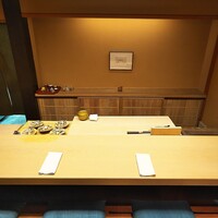 飯田 - 一切の無駄を排したカウンター。
