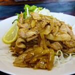 味楽 - 豚バラガーリック炒め定食並盛り780円のおかずの写真です。ガーリックの粒は肉眼で確認できるのですが、全く臭く無いのです。寂しいです。