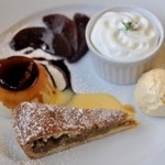 TRATTORIA Ca del TOMO - 「洋なしの赤ワイン煮」「パンナコッタ」「ヨーグルトのエスプーマ」「ザバイオーネのセミフレッド」の盛り合わせ