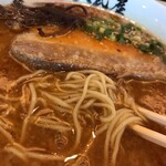 麺笑 八武屋 - 赤豚骨ラーメンの麺をアップで。
            このチャーシュー バッチリ好みでした◎