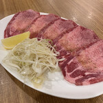 焼肉処どん - 上タン ¥1,400 柔らか〜　葱塩を巻いて食べると美味！