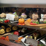 ハチカフェ - ケーキが並んだ ショーケース