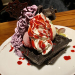 ハチカフェ - ハロウィンワッフルを 後ろから