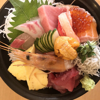 ランチタイムで人気の海鮮丼はボリュームたっぷり♪