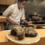 旬菜 おぐら家 - 大将と岩がき（掲載承諾済み）