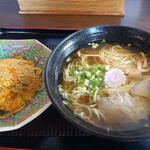 成木食堂 - 料理写真:本日のランチ（キムチチャーハンとラーメン）