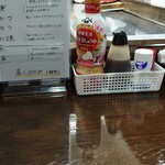 和食処 じなん坊 - カウンター座席の卓上