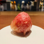 ラ カンロ - ①【サーモン】
      ★ サーモンのムースとイクラをビーツで包んだフリット