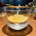 ラ カンロ - ②【ブラマンジェ、鱧、雲丹】
      ★ 万願寺のブラマンジェ、赤雲丹、鱧出汁のコンソメジュレ、紫蘇花掛け